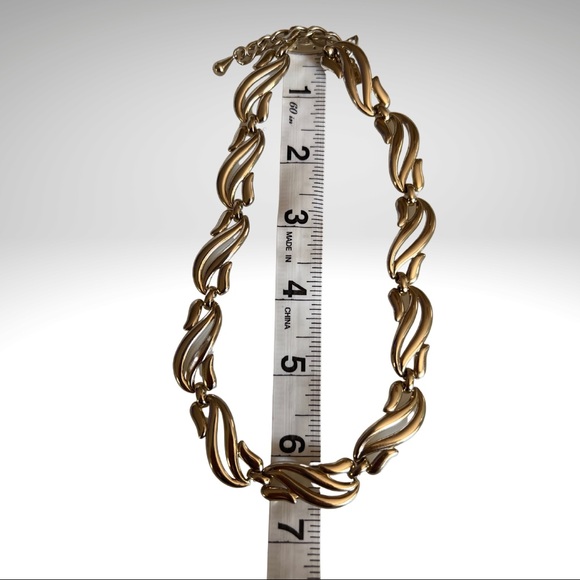 Monet Whirlaire Necklace Chunky Gold Tone with Whirled Links - Picture 10 of 10